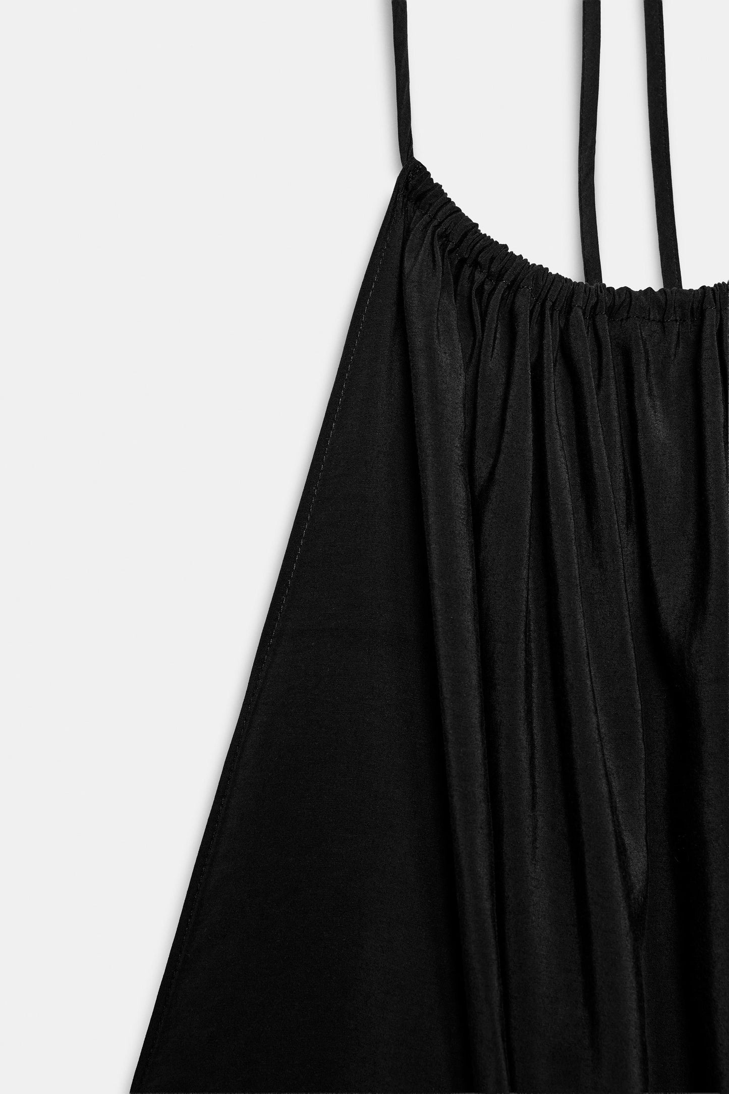 VESTIDO HALTER FLUIDO